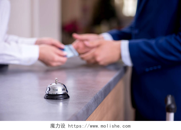 旅馆柜台上的服务员接待来宾柜台上的旅馆接待铃